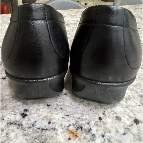 ECCO black leather slip on shoe - Picture 3 of 7